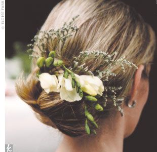 Wedding hair Bun With Flowers, Flowers Bridal Hair, Bride Updo, Chignon Bun, Wedding Hairstyles Bridesmaid, Simple Bride, Beach Wedding Flowers, Beach Wedding Hair, Herbal Hair