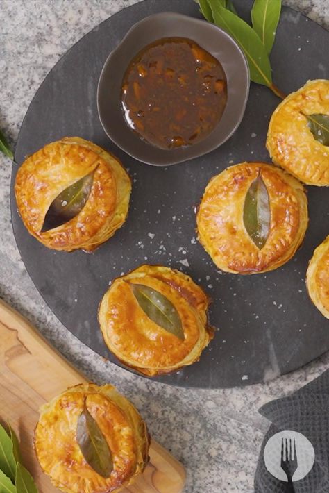 A South African classic – bobotie – now as an iconic pie filling 🇿🇦🥧 South African Savoury Snacks, South African Starters Recipes, South African Finger Foods, South African Platter Ideas, South African Appetizers, African Appetizers, Bobotie Recipe South Africa, South African Bobotie Recipe, African Bites