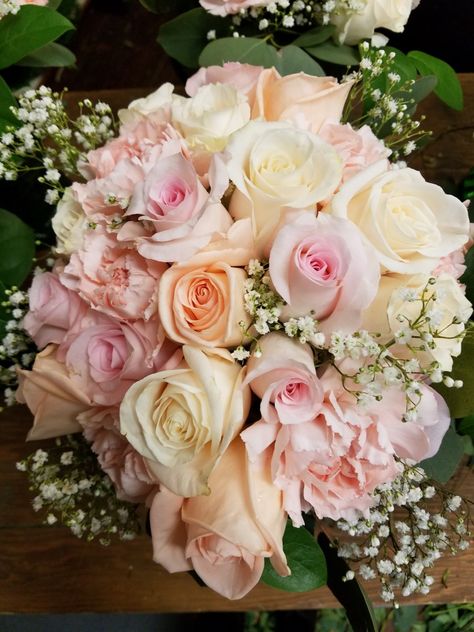 Rose And Peach Wedding, Pink Floral Decor, Bridal Bouquet Peach, Baby Pink Wedding, Background Collage, Color Melon, Rose Petals Wedding, White Rose Bouquet, Peach And Cream