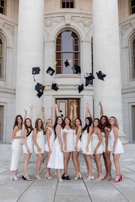 Friend Group Grad Pics, Graduation Pose Ideas With Friends, Large Group Graduation Pictures, Graduation Poses Group, Big Group Graduation Pictures, Cap And Gown Senior Pictures Group, Group College Graduation Pictures, College Graduation Pictures Friends, Graduation Photos Group