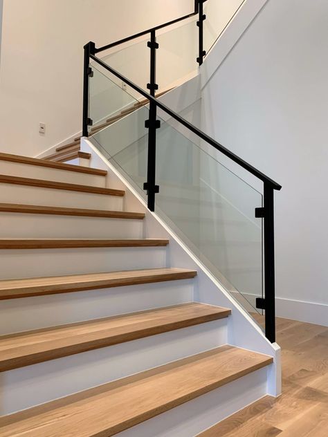 Black Glass Railing Stairs, Glass And Metal Stair Railing, Luxurious Stairs, Stair Decorations, Glass Staircase Railing, Black Stair Railing, Glass Railing Stairs, Metal Stair Railing, Decor Stairs