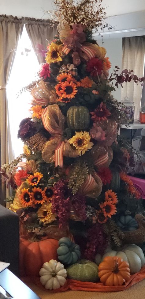 Fall Christmas Tree Ideas Simple, Fall Trees Decorations, Tree Decorated For Fall, Fall Tree Ideas, Thanksgiving Tree Ideas, Autumn Christmas Tree, Fall Christmas Tree Ideas, Thanksgiving Christmas Tree, Fall Tree Decorations