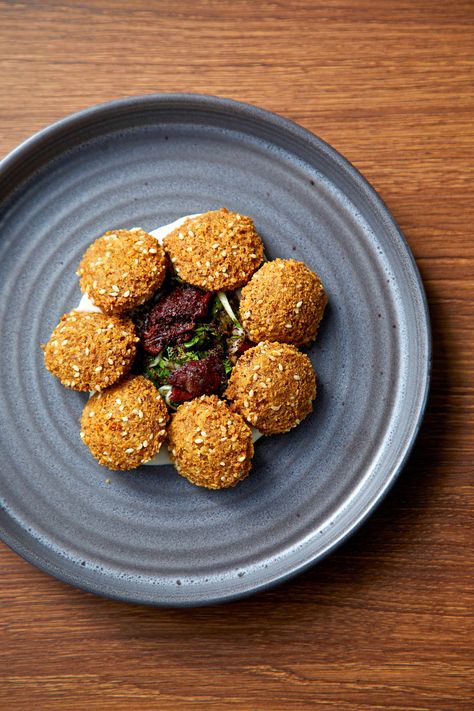 Syrian recipes Terra Restaurant, Easy Falafel, Baked Beetroot, Falafel Burgers, Falafel Sandwich, Syrian Food, Falafel Recipe, Dry Chickpeas, Pomegranate Molasses