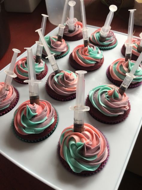 Nursing Cupcakes Ideas, Cupcakes With Syringes, Nurse Graduation Cupcakes, Veterinary Graduation Party, Syringe Cupcakes, Nurse Cupcakes Ideas, Med School Acceptance Party, Graduation Snacks, Nursing Graduation Cakes