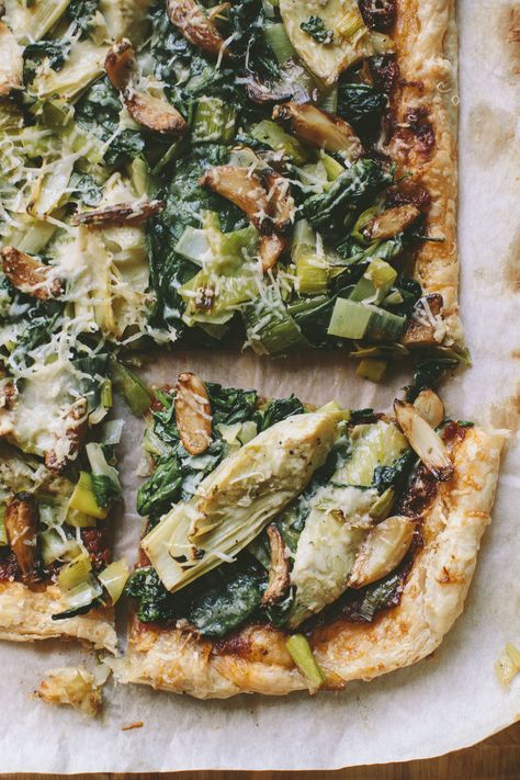 Puff Pastry Dinner, Puff Pastry Recipes Dinner, Tomato Spread, Leek Tart, Pizza Vegana, Savory Tart, Fresh Spinach, Puff Pastry Recipes, Spinach Leaves