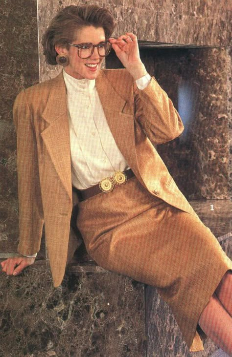 Scan4010 | - - | Flickr Retro Office Outfit, 1980s Office, 9 To 5 Musical, 80s Suit, Formal Office Wear, Work Attire Women, Vintage Outfits Winter, Feminist Fashion, 1940s Suit