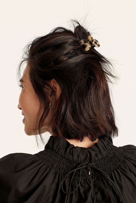 Claw clips have made a comeback. Shop some of our favorite hair accessories, so you can twist and clip your way to a chic look. Short Hair Fashion Outfits, Claw Clip Hairstyles, Clip Hairstyles, Tight Curls, Claw Hair Clips, Lyon France, Penteado Cabelo Curto, Claw Clips, Different Hairstyles