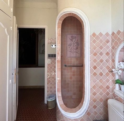 Colorful Vintage Bathroom, Coquette Restroom, 70s Pink Bathroom Remodel, Aesthetic Coquette Bathroom, Vintage Pink Tile Bathroom Victorian, Vintage Pink Bathtub, Design Layout, Dream House Rooms, Dream Apartment