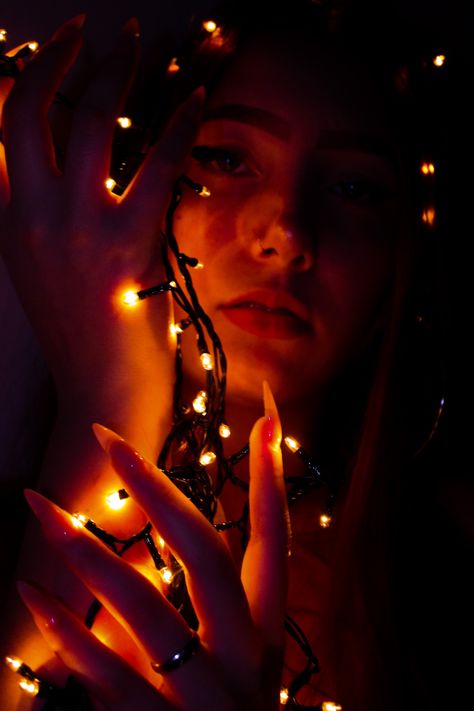 Fairy Light Portrait Photography, Fairy Light Photoshoot, Fairy Lights Photoshoot, Christmas Pose Reference, Xmas Photoshoot Ideas, Christmas Lights Photoshoot, Lights Photoshoot, Fairy Light Photography, Christmas Light Photography