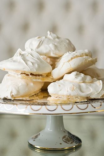 Coconut Meringues Fluffy Meringue, Willow Tea, White Desserts, Tea Rooms, Meringue Cookies, Coconut Cookies, Allergy Free Recipes, Coconut Recipes, Happy Things