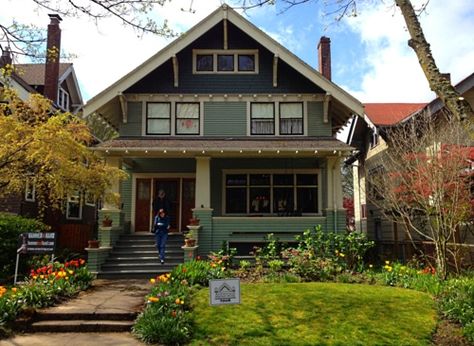 Portland Homes Exterior, Craftsman Home Exterior, Bungalow Cottage, Arts And Crafts Bungalow, Prairie House, Craftsman Bungalow, Bungalow Exterior, Craftsman Exterior, Bungalow Homes