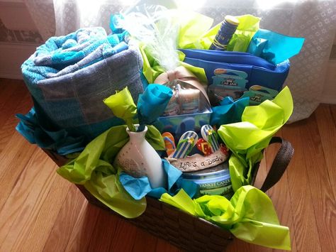 Beach themed gift basket! Contains a beach bag cooler tote, two beach towels, themed candles and fragrance air fresheners, Flip flop candle holder and two bottles of wine....barefoot and blue fish Beach Themed Gift Basket, Beach Bag Gift Ideas, Themed Gift Basket Ideas, Beach Bag Gift Basket, Beach Gift Basket, Basket Themes, Silent Auction Basket, Fundraiser Baskets, Bag Gift Ideas