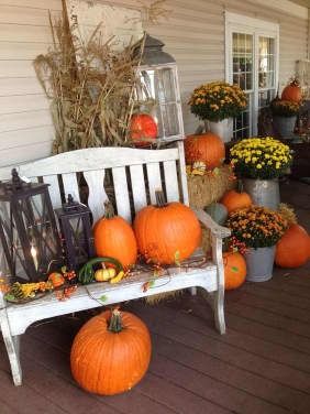 50+ Stunning DIY Fall Front Porch Decor Ideas for a Cozy, Rustic Outdoors Vibe - HubPages Diy Fall Front Porch Decor, Fall Yard Decor, Fall Front Porch Decor Ideas, Front Porch Decor Ideas, Country Halloween, Fall Vignettes, Porch Decorations, Fall Front Porch Decor, Fall Thanksgiving Decor