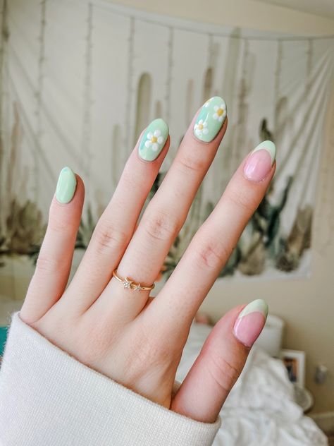 Nail Designs Pastel Green, Light Green Summer Nails, Spring Nails Light Green, Light Green And White Nails, Daisy Manicure, Green And Yellow Nails Design, Green Nails With Daisy Design, Green Daisy Nails, Light Green Nail Ideas