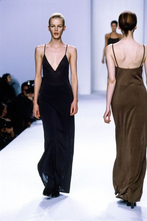 Calvin Klein Collection Fall 1996 Ready-to-Wear Fashion Show - Emma Balfour 1990 Style, Haute Couture Style, Fashion Guys, 90s Calvin Klein, Fashion Gone Rouge, 90s Runway Fashion, Vintage Runway, 1990s Fashion, Calvin Klein Collection