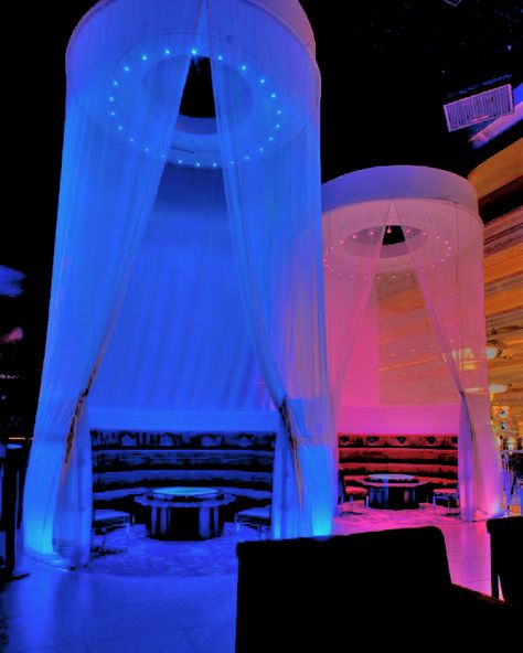 Nightclub Vip Lounge, Lounge Set Up, Modern Nightclub Design, Night Club Vip Area, Vip Booth Nightclub, Night Club Ideas, Night Club Decor, Club Booth, Club Seating