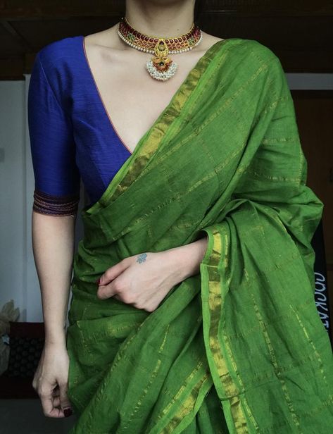 Traditional Saree With Contrast Blouse, Green Saree Blouse Combination, Contrast Saree Blouse Ideas, Kattam Saree, Styling Saree, Teal Saree, Sarees Design, Art Cabinet, Saree Blouse Styles