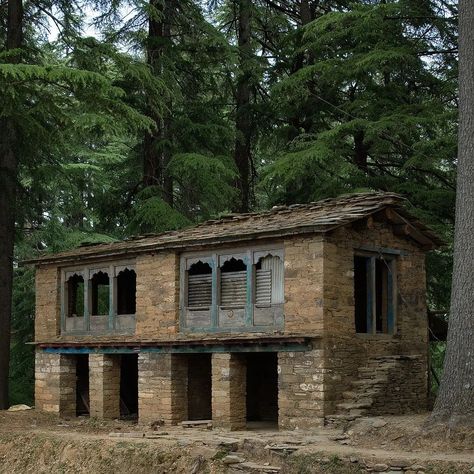 Maini's Hill Cottages on Instagram: “The lovely old architecture in Uttarakhand. We still find such houses in and around our region. . . . #uttarakhand #uttarakhandheaven…” Cottage In Hills, Kath Kuni Architecture, Uttarakhand House, Uttarakhand Architecture, Garhwali Culture, Old Indian Houses, Buildings Sketchbook, Kashmir House, Epic Architecture