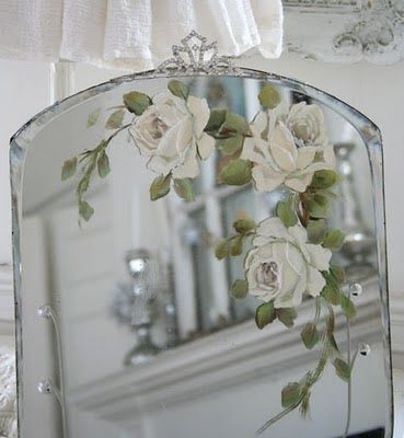 Hipster Decor, Painted Mirror Art, Old Mirrors, Mirror Paint, Hand Painted Roses, Vintage Mirrors, Mirror Painting, Rose Cottage, Vintage Mirror