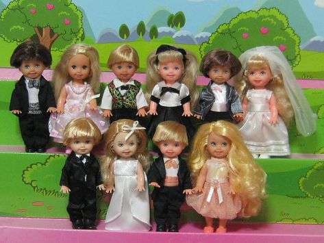 Wedding Barbie, Vintage Barbie Dress, Family Dress, Barbie Diy Accessories, Barbie Kids, Kelly Doll, Barbie 90s, Vintage Barbies, Barbie 2000