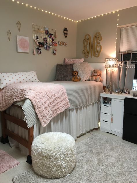 College Dorm Bedroom Ideas College Apartment, White Dorm Room, College Bedroom Decor, Pink Dorm Rooms, Dorm Room Styles, Pink Dorm, College Room Decor, Dorm Sweet Dorm, Dorm Inspiration