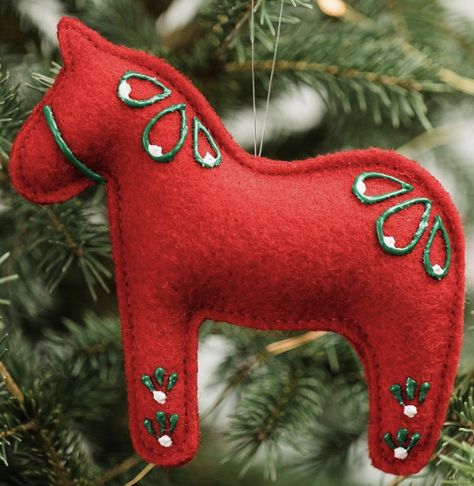 Felt Dala Horse, Horse Felt Ornament, Felt Horse, Xmas Toys, Diy Felt Christmas Ornaments, Scandinavian Christmas Decorations, Felt Ornaments Patterns, Christmas Sewing Projects, Christmas Tale