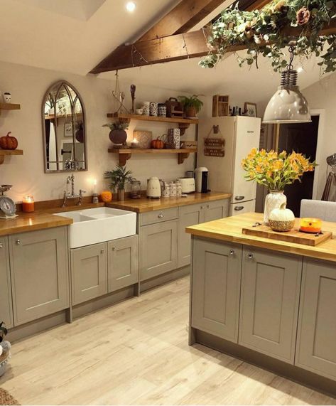 Kitchen Post, Interior Minimalista, Farmhouse Kitchen Design, Countryside House, British Countryside, Kitchen Layout, Rustic Kitchen, Country Kitchen, Home Decor Kitchen