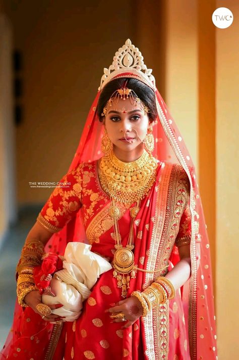 Red Saree Wedding, Indian Bride Makeup, Bengali Bridal Makeup, Indian Wedding Bride, Beautiful Bridal Jewelry, Traditional Hairstyle, Bengali Bride, India Wedding, Wedding Photoshoot Poses