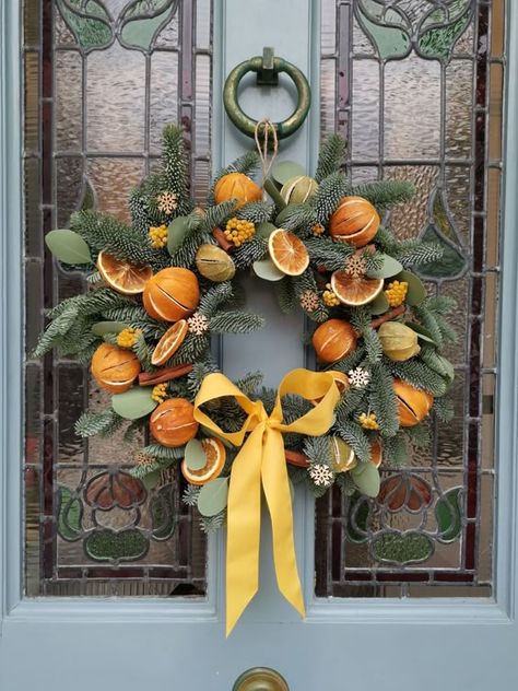 #christmascraft #diychristmas #christmasdecorations #holidaydecor #Christmasdecor #Deckthehalls #Decoratingforchristmas #Christmasornament #Christmastreedecorations Citrus Christmas, Stick Design, Yellow Bow, Minimal Christmas, Brighton Uk, Dried Oranges, Christmas Door Wreaths, Diy Christmas Decorations, Christmas Interiors