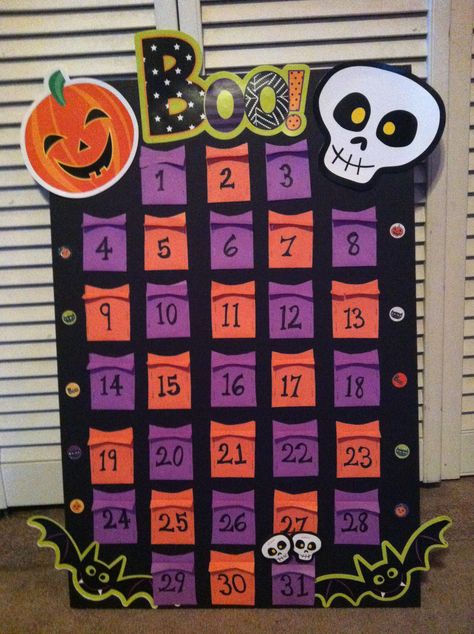 DIY Halloween Countdown Calendar Cute Halloween Calendar Ideas, Halloween Calendar Ideas, Halloween Countdown Diy, Countdown To Halloween Activities, Halloween Countdown Calendar Diy, Countdown To Halloween Calendar, Halloween Countdown Sign, Diy Backyard Movie Night, Halloween Calendar