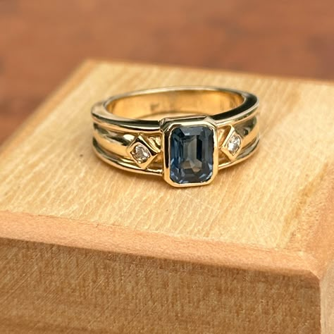 Blue Sapphire Gold Ring, Sapphire Ring Vintage, خواتم خطوبة, Sapphire And Diamond Band, Saint Jewelry, Antique Jewelry Rings, Diamond Accent Ring, Mens Rings Fashion, Ring Inspo