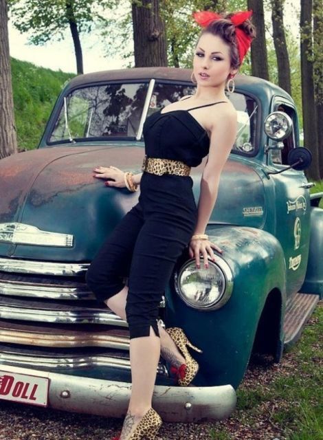 Stile Pin Up, Girl Cars, Pin Up Car, Pinup Photoshoot, Rockabilly Looks, Cars Photography, Pinup Vintage, Rockabilly Girl, Wilde Westen