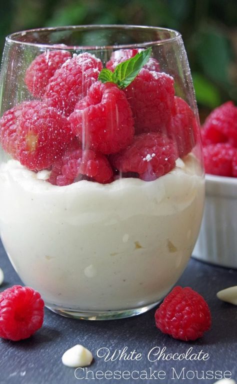 Chocolate Cheesecake Mousse, White Chocolate Mousse Recipe, Homemade Extracts, Cheesecake Mousse Recipe, White Chocolate Desserts, Healthy Fruit Desserts, White Chocolate Strawberries, Easy Dessert Recipe, Cheesecake Mousse