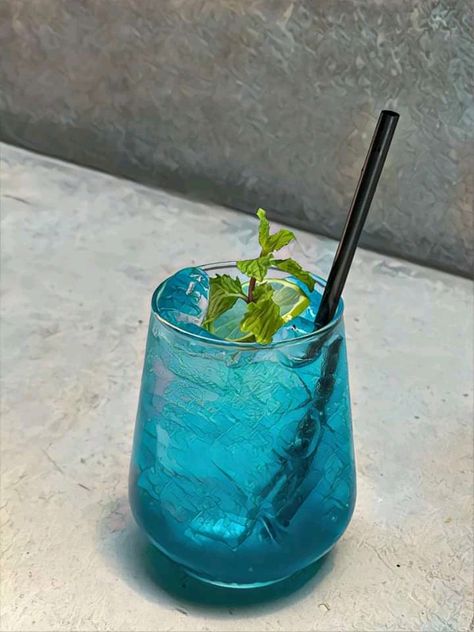 Soda Italiana Aesthetic, Blue Cocktail Aesthetic, Blue Drinks Aesthetic, Blue Drink Aesthetic, Drink Azul, Cocktails Garnish, Blue Mojito, Squash Drink, Premixed Cocktails