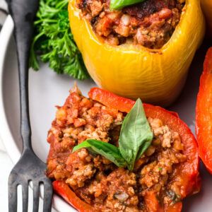 Whole30 Stuffed Peppers - The Clean Eating Couple Whole 30 Stuffed Peppers, Vegetarian Buffalo Dip, Almond Joy Overnight Oats, Macros Meals, Whole30 Crockpot Recipes, Buffalo Dip Recipe, Wildfit Recipes, Vegetarian Buffalo, Paleo Stuffed Peppers