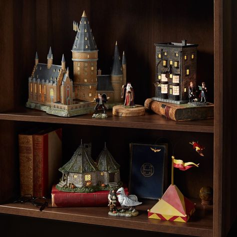 Gorgeous and magical, right?! Harry Potter Christmas Village, Harry Potter Village, Harry Potter Office, Harry Potter Display, Hogwarts Great Hall, Harry Potter Christmas Decorations, Harry Potter Dumbledore, Harry Potter Dolls, Cumpleaños Harry Potter