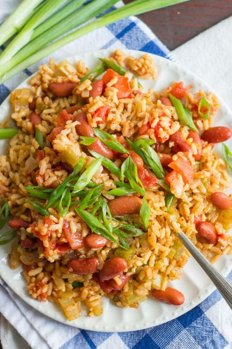 Vegan Jambalaya: In six hours, you can have a dish with a kick that sends you down to the bayou. Click through to find more vegetarian slow cooker recipes. Jambalaya Crockpot, Pot Roast Beef, Slow Cooker Jambalaya, Vegan Jambalaya, Vegan Slow Cooker Recipes, Vegetarian Slow Cooker Recipes, Cooking Vegan, Pastas Recipes, Vegan Slow Cooker