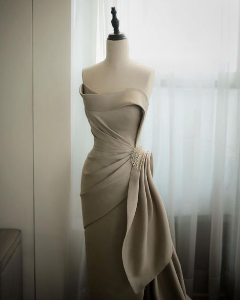 Beige Evening Dress, Hian Tjen, Drapery Dress, 20s Fashion Dresses, Draping Fashion, 20s Fashion, Iconic Dresses, Couture Gowns, Party Gowns