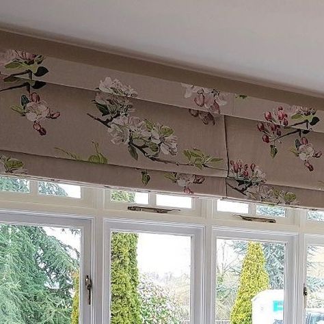 Melissa Hutcheson Interiors on Instagram: "This lovely floral @colefaxandfowler fabric was made into three Roman blinds with pattern matched pelmet. Adds just the right touch of the outside in. . . . #shapedwindowsolutions #windowdressing #curtainsandblinds #romanblinds #baywindows #madetomeasure #bespokeblinds #floralblinds #floralpatterns" Roman Blinds Bay Window, Wide Window, Roman Blind, Pleated Curtains, Fabric Inspiration, Window Dressings, Pattern Matching, Roman Blinds, Bay Window