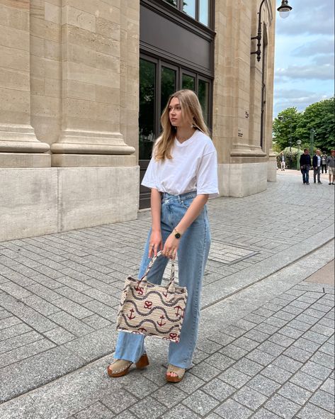 Casual look with a jeans and white t-shirt Jeans And Jean Jacket Outfit, White Tshirt And Jeans, Skirt Outfit Casual, Jeans And T Shirt Outfit, Jean Jacket Outfits, Summer Morning, 2023 Fashion, Tshirt Outfits, Airport Outfit