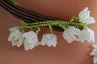 Lily of the Valey, tutorial for a flower component | Cath Thomas Designs - SamohtaC Bead Flowers, Beaded Flowers Patterns, Seed Bead Flowers, Fuchsia Flower, Lily Of The Valley Flowers, Art Perle, Seed Bead Pattern, Flower Motifs, Seed Bead Patterns