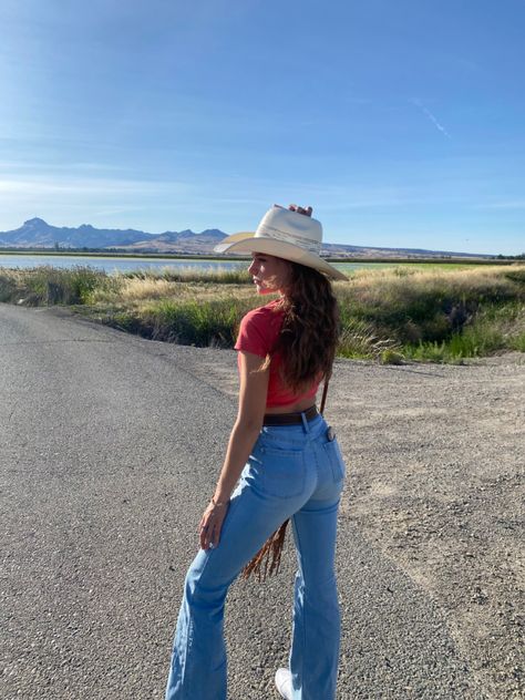 Cowgirl, outfit inspiration. Blue bell bottom jeans and cowboy hats for women, red crop top Red Western Outfit, Western Boots Outfit, White Cowboy Hat, Jeans Western, July Outfits, Western Outfit, Rodeo Outfits, Cowboy Outfits, 4th Of July Outfits