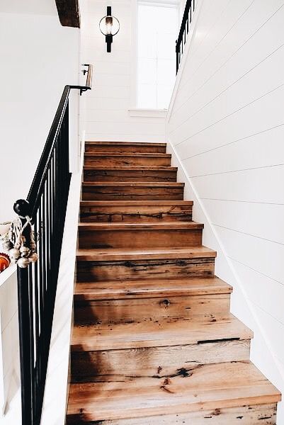 Gorgeous natural wood stairs, black hand rail, white shiplap stairway. I love this! Escalier Design, Wood Stairs, Design Seeds, Natural Home Decor, House Goals, Minimalist Living, Style At Home, Minimalist Living Room, Decor Rustic