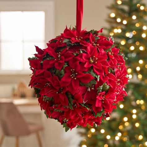 Poinsettia Decor, Christmas Garden Decorations, Kissing Ball, Red Poinsettia, Christmas Cottage, Poinsettia Flower, Christmas Poinsettia, Flower Ball, Christmas Flowers