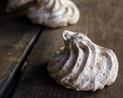 These meringues are sweet and light, and the addition of chocolate peanut butter makes them taste rich without feeling heavy. Even those who don't like meringues will love these! Peanut Butter Meringue Cookies, Meringue Cookies, Party Recipes, Baking Sweets, Halloween Food For Party, Cream Of Tartar, Chocolate Peanuts, Chocolate Peanut Butter, Meringue