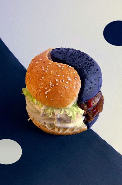 Yin Yang Burger Crazy Burger, Design Cibo, Creative Burger, Amazing Burger, Black Food, Delicious Burgers, Köstliche Desserts, Food Poster, Food Presentation