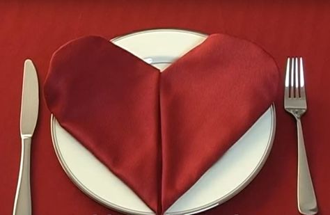 If home is where the heart is, treat your family to this lovely table setting at your next meal. Get the tutorial at Vegetable Fruit Carving. Napkins Folding, Folded Napkins, Fancy Napkin Folding, Folding Napkins, Easy Napkin Folding, Napkin Rose, Napkin Ideas, Napkin Folding Ideas, Mothers Day Dinner