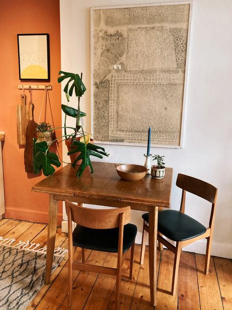 Small Tall Dining Table, Apartment Kitchen Dining Room, Small Apartment Interior Design Ideas, Small Wood Dining Table, Small Flats Ideas, Small Kitchen Seating, Eclectic Kitchen Table, Small Apartment Vintage, Small Flat Interior Design