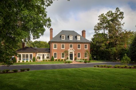 "Williamsburg" Georgian Style Home — Marcia Fryer Landscape Designs Modern Georgian, Georgian Style Homes, London Residence, Renovated Kitchen, Colonial Exterior, Landscape Designs, Georgian Homes, English Country House, House Landscape