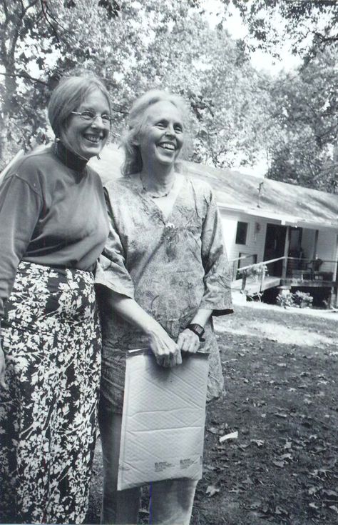 Photo by Caitlin Philips 2006. Pamela Hunt and   Ina May Gaskin. The Farm Clinic in Background. Patsy Call The Midwife, Call The Midwife Turners, Ina May Gaskin, Doula Vs Midwife, The Farm, Tao, Violet, Couple Photos